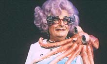 Dame-edna-everage-barbica-004