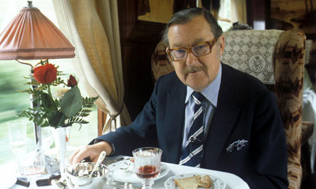 Alan Whicker, globetrotting TV presenter, dies aged 87