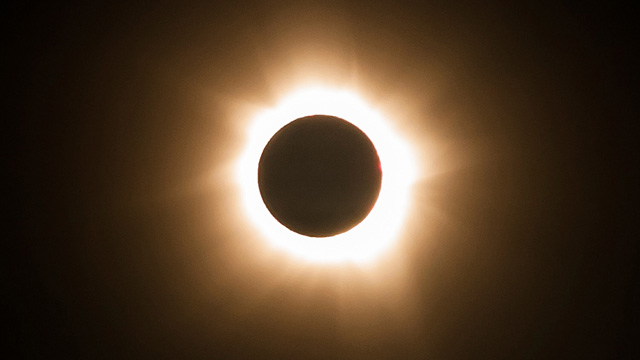 Solar eclipse blocks sun in Australia – video