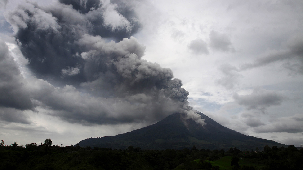 Indonesian volcano Mount  Sinabung  erupts thousands 