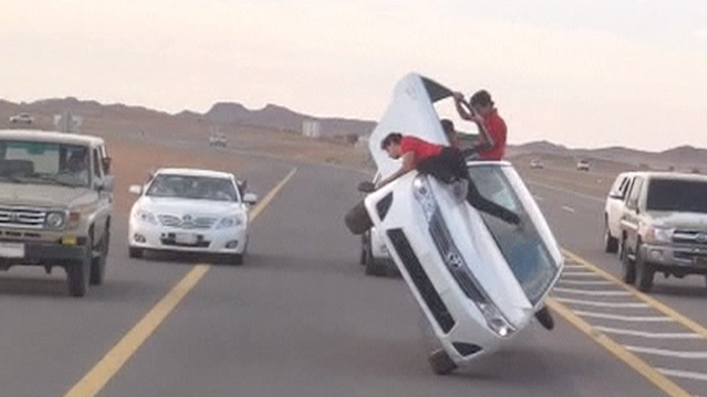 The Guardian Saudi Arabians in 'sidewalk skiing' craze  video