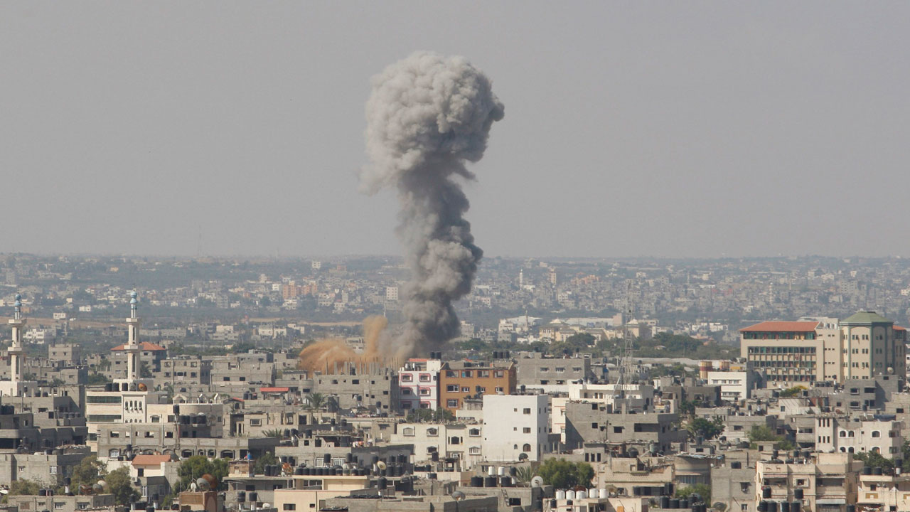 Israeli air strikes in Gaza after ceasfire collapse - video - World ...