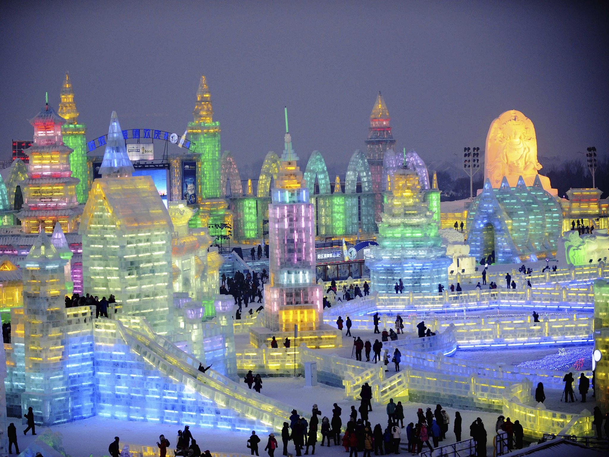 Ледовый город. Харбин снежный городок. Фестиваль ледяных скульптур в Харбине. Ледяной город в Китае Харбин. Фестиваль ледяных скульптур в Китае Харбин.