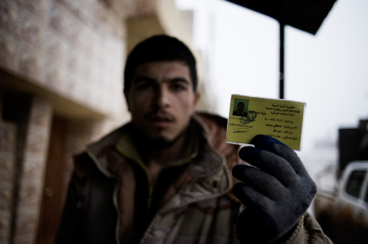 صور الايام من الاربعاء الي الجمعة 8 : 10 فبراير 2012 A-Syrian-Army-defector-ho-003