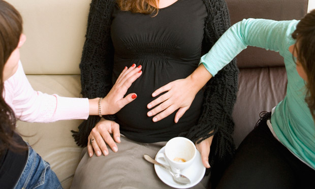 Aj na kafu Pregnant-woman-with-coffe-011