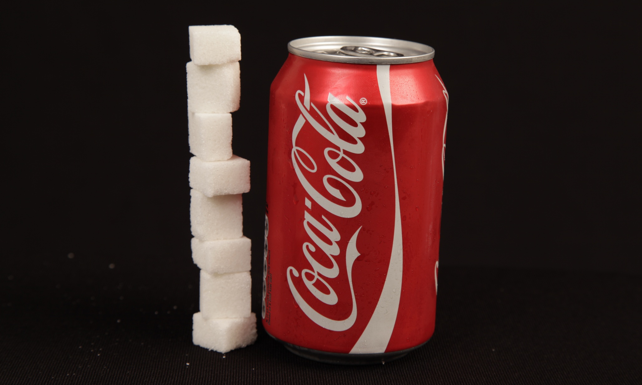 В банке колы сахара. Кола сахар. Кока кола сахар. Банка Кока колы. Кока кола яд.