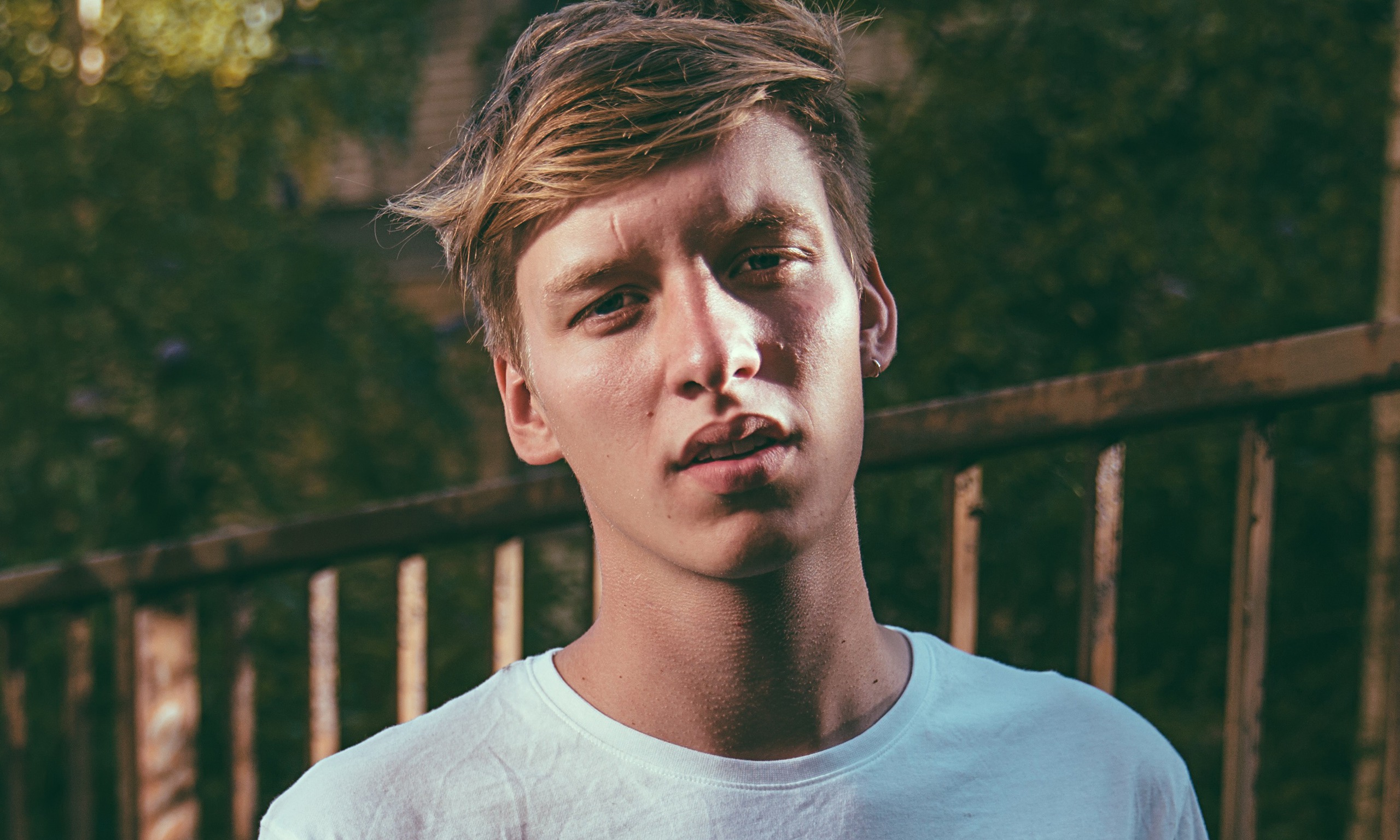 Джорджи клип. George Ezra. George Ezra 2021. Ezra George girlfriend. Ezra Sad British.