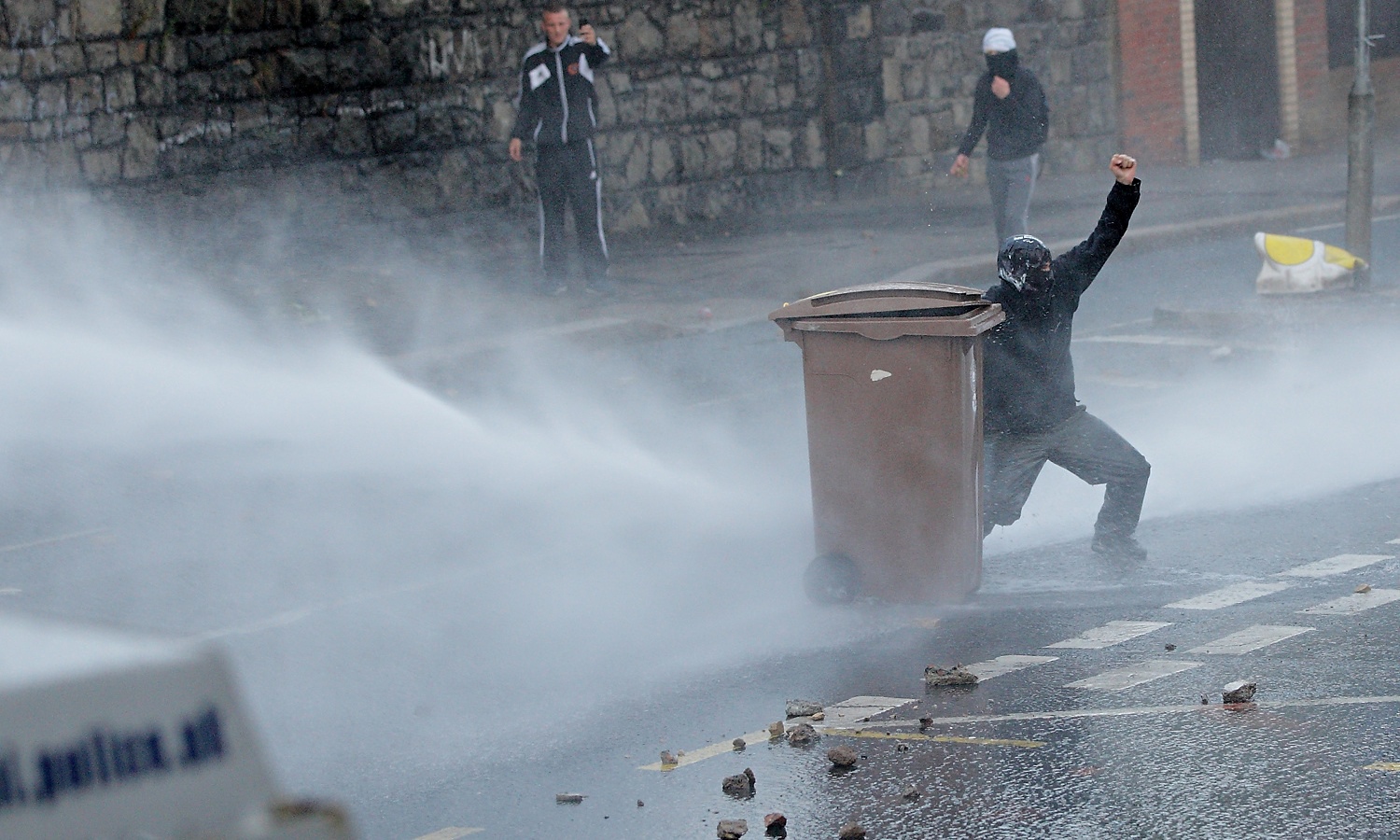 police-ask-theresa-may-to-lift-ban-on-water-cannon-uk-news-the-guardian