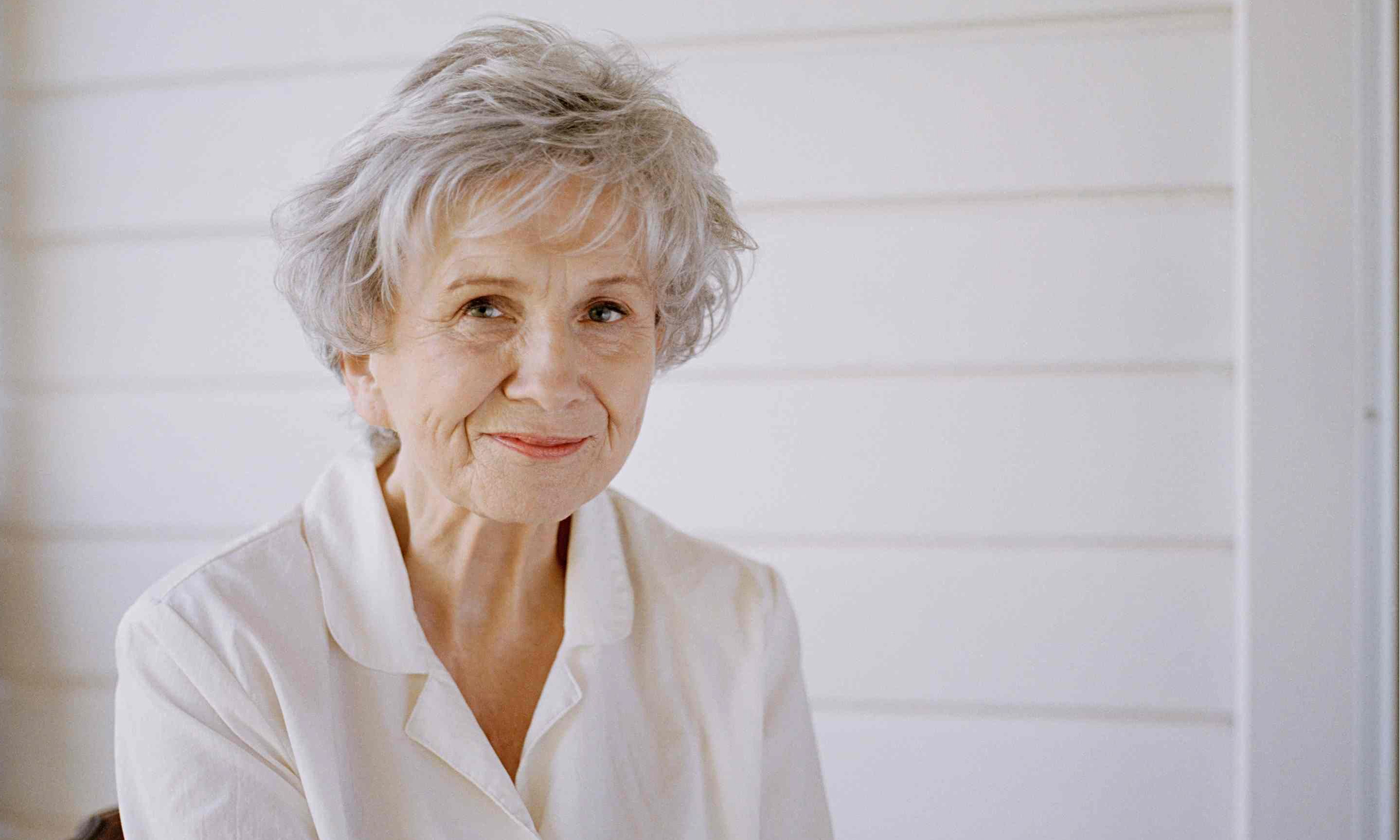 Alice Munro immortalised on Canadian currency | Books | The Guardian
