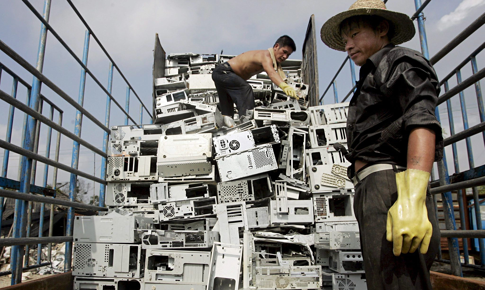 Junk the lot. Электронные отходы Guiyu в Китае. Extraction of Gold from man-made waste. Tons of sobs. Tons_of_New_content.