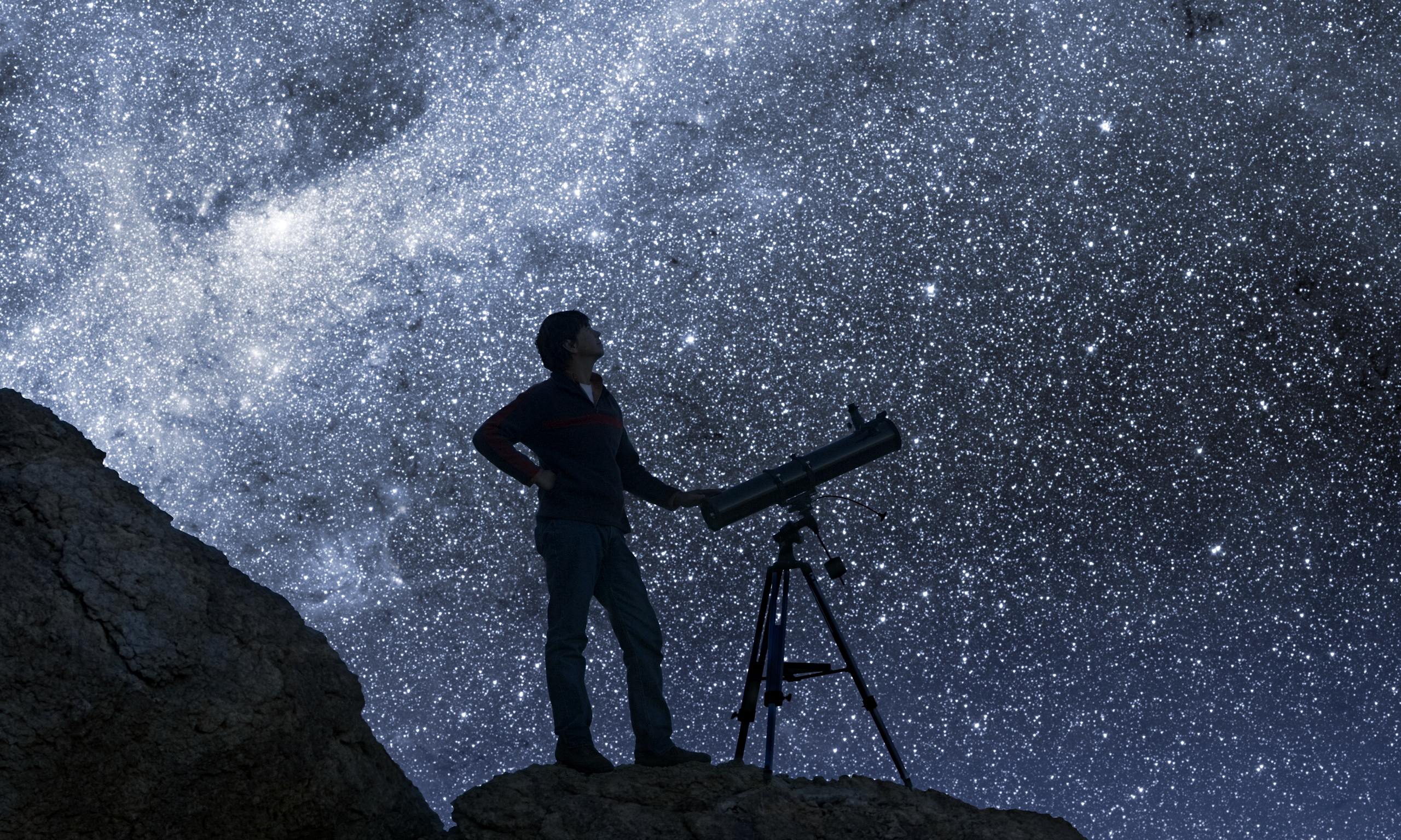 Примеры наблюдательных людей. Человек с телескопом. Мужчина с телескопом. Человек наблюдает за звездами. Телескоп наблюдение за звездами.