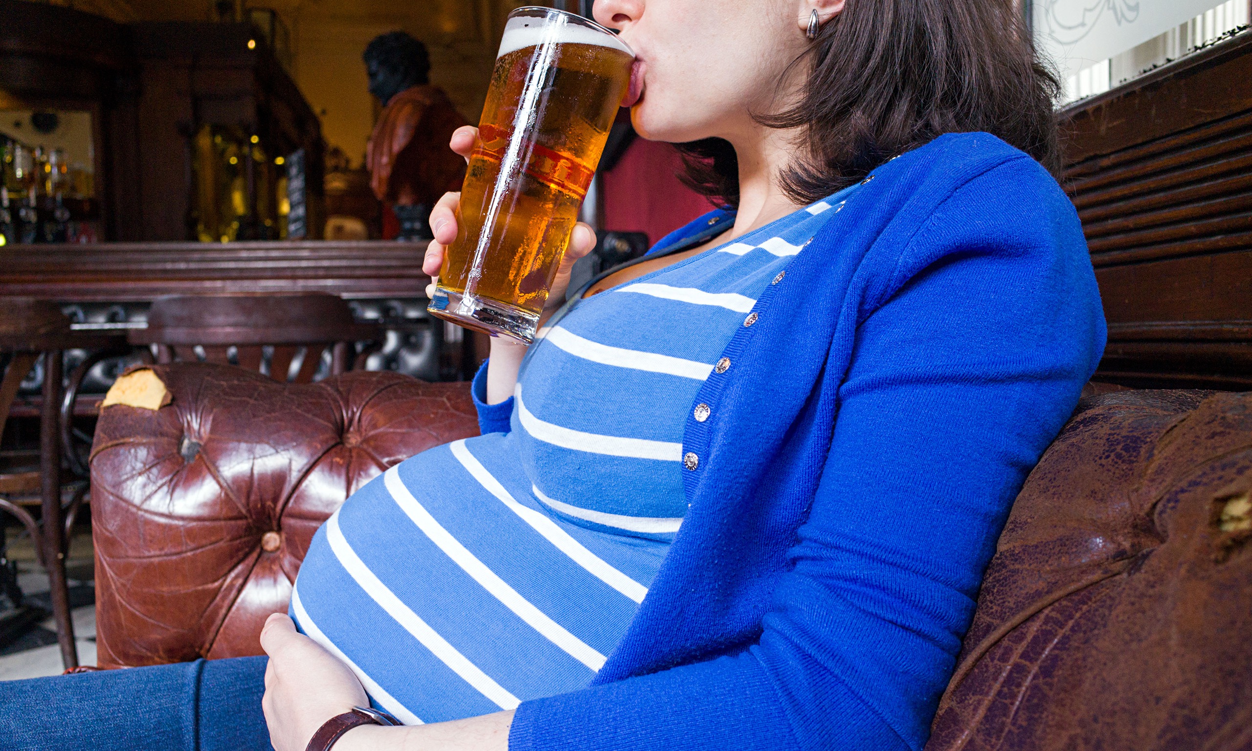 Пьющие беременные ея. Девушки пьющие пиво. Девушка пьет пиво.