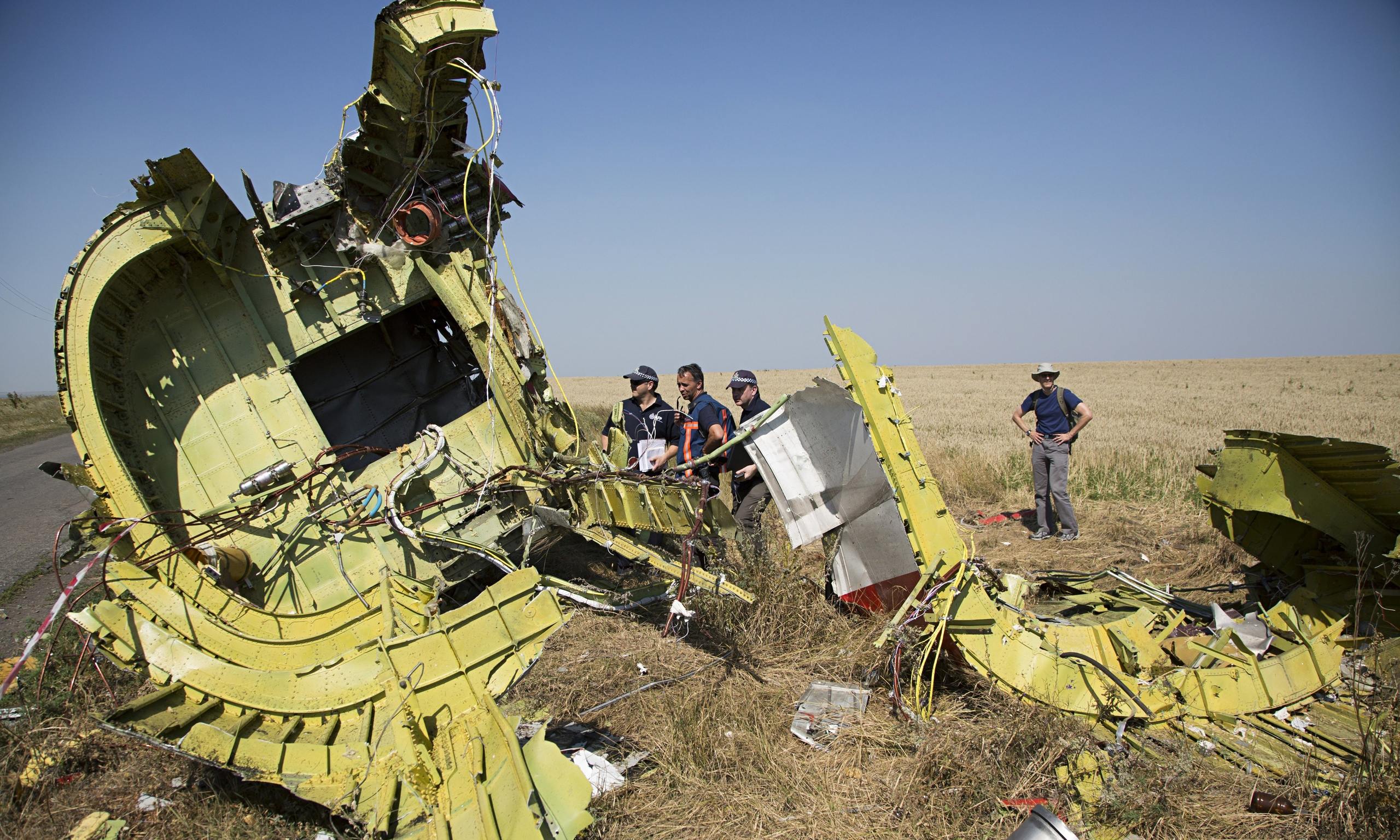 MH17 investigators reach crash site two weeks after plane brought down