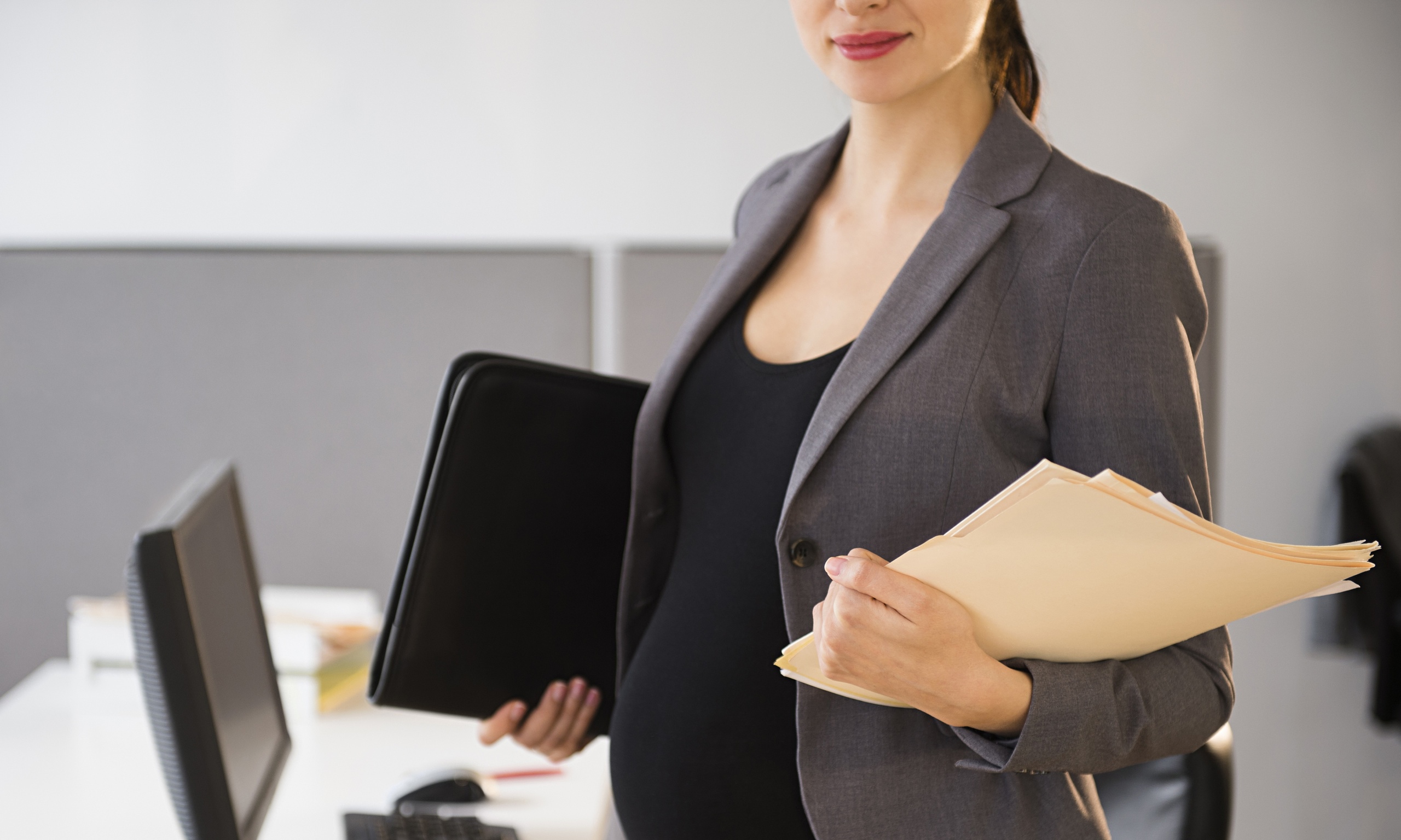 Труд беременных. Беременная женщина работает. Беременная с документами. Увольнение беременной женщины. Беременна на работе.