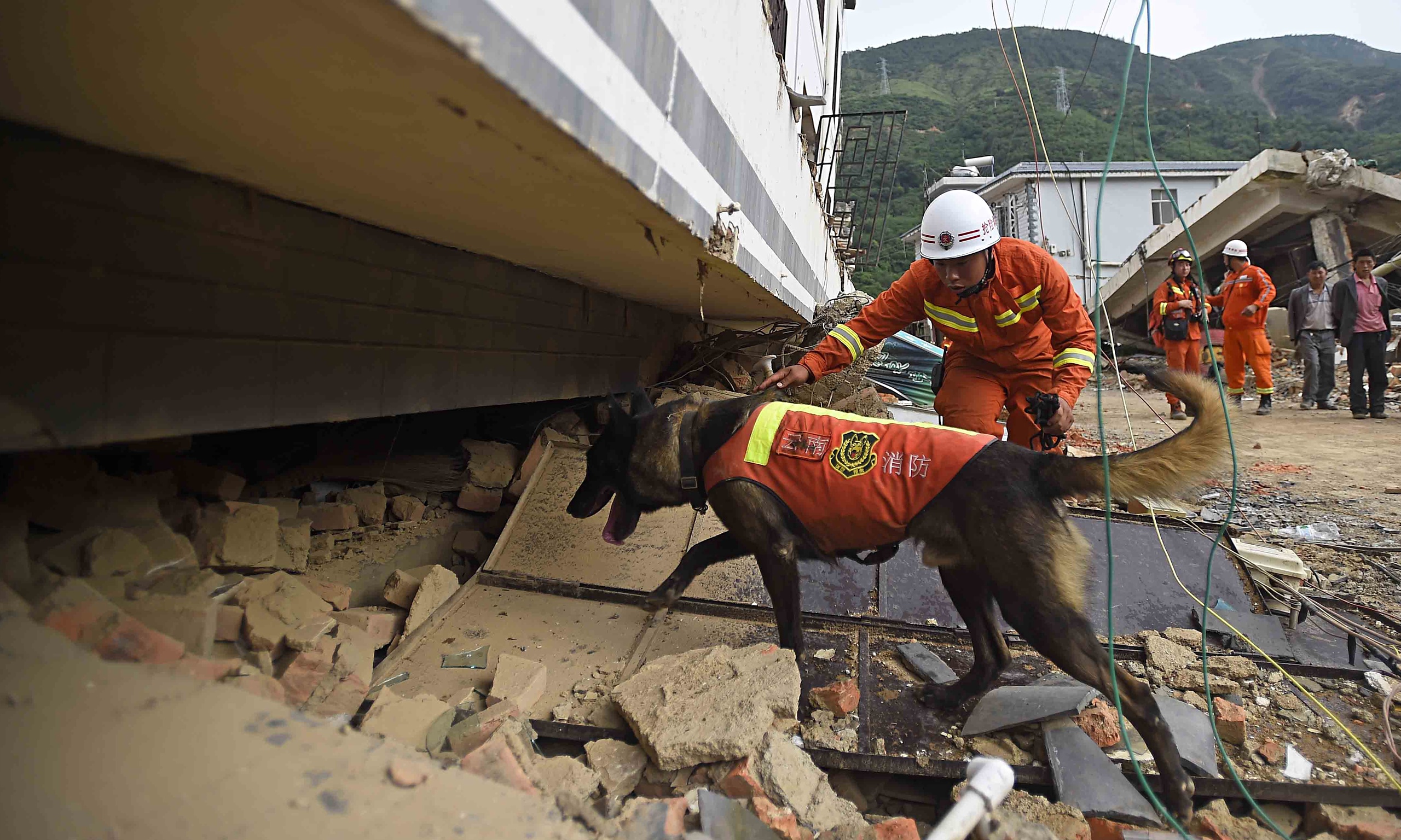 china-earthquake-death-toll-rises-world-news-the-guardian