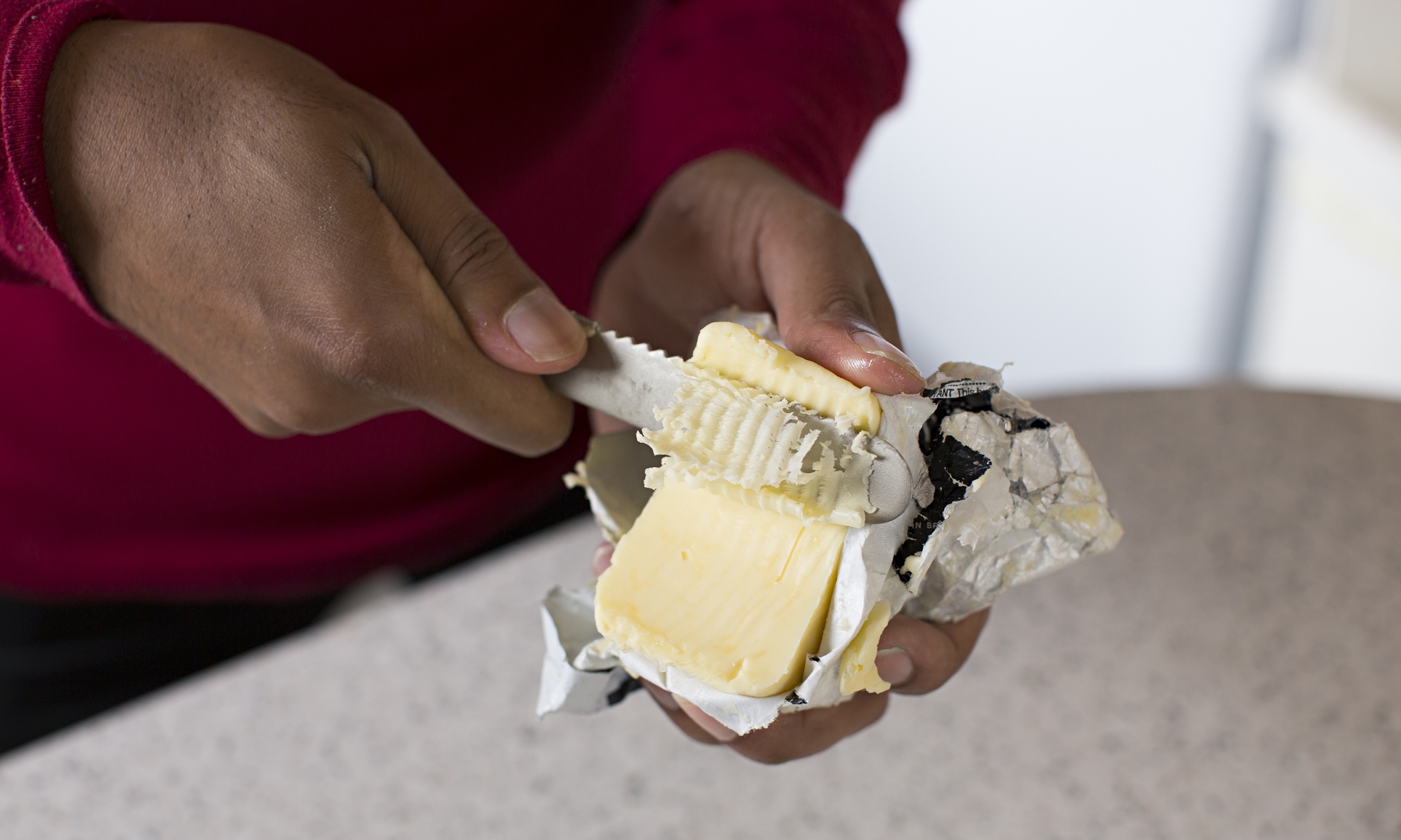 The self-heating butter knife produces a pleated roll of cream turning over itself
