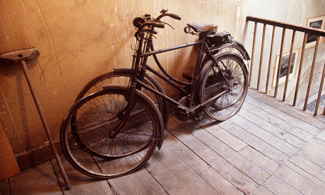 Old-bicycles-on-the-landi-001.jpg
