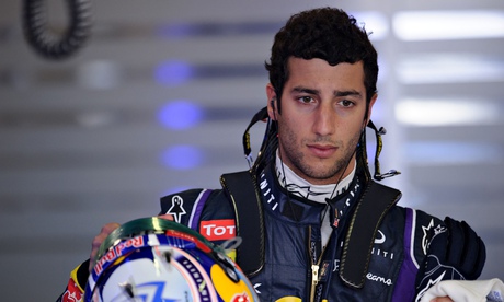 Daniel Ricciardo s 2023 Mörk brun hår & alternativ hårstil.
