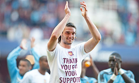 Andy-carroll-applauds-the-008