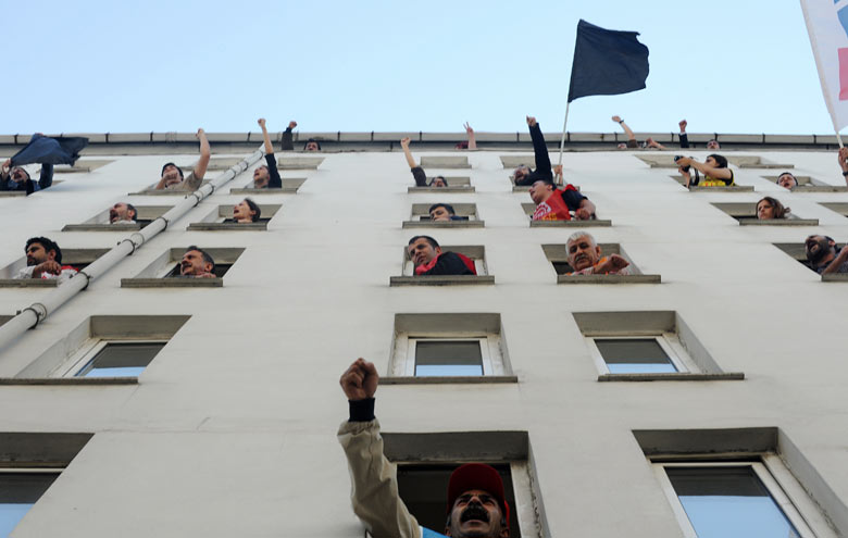 https://static-secure.guim.co.uk/sys-images/guardian/Pix/pictures/2013/5/1/1367413593727/May-Day-in-Istanbul-001.jpg